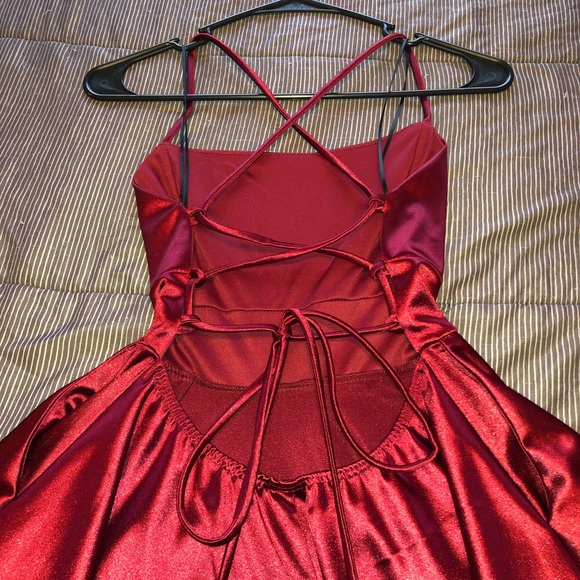 Backless short red Windsor dress - Picture 3 of 5